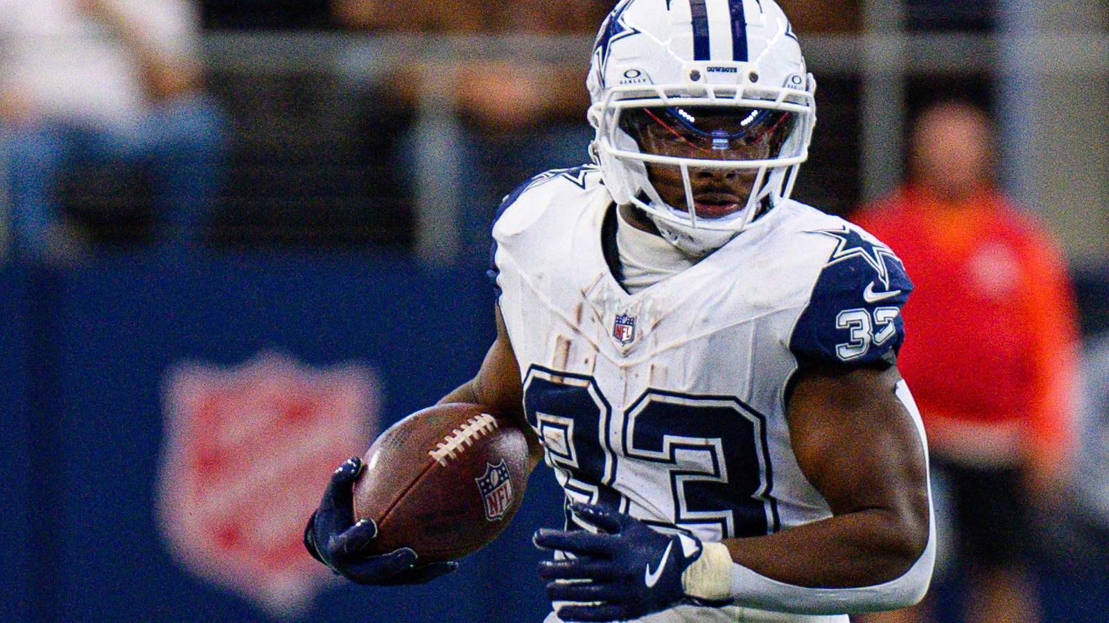 Javonte Williams carries the ball in a Dallas Cowboys uniform during a game