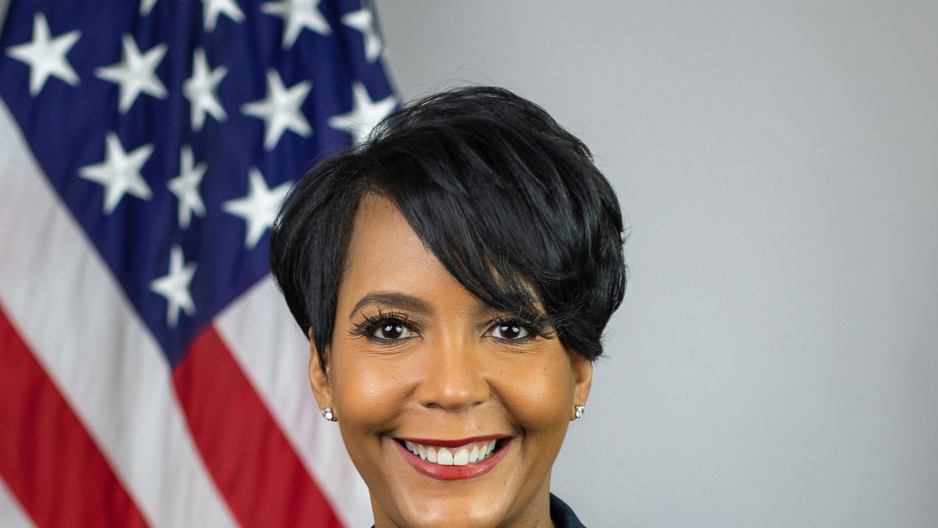Keisha Lance Bottoms smiling in an official portrait before an American flag