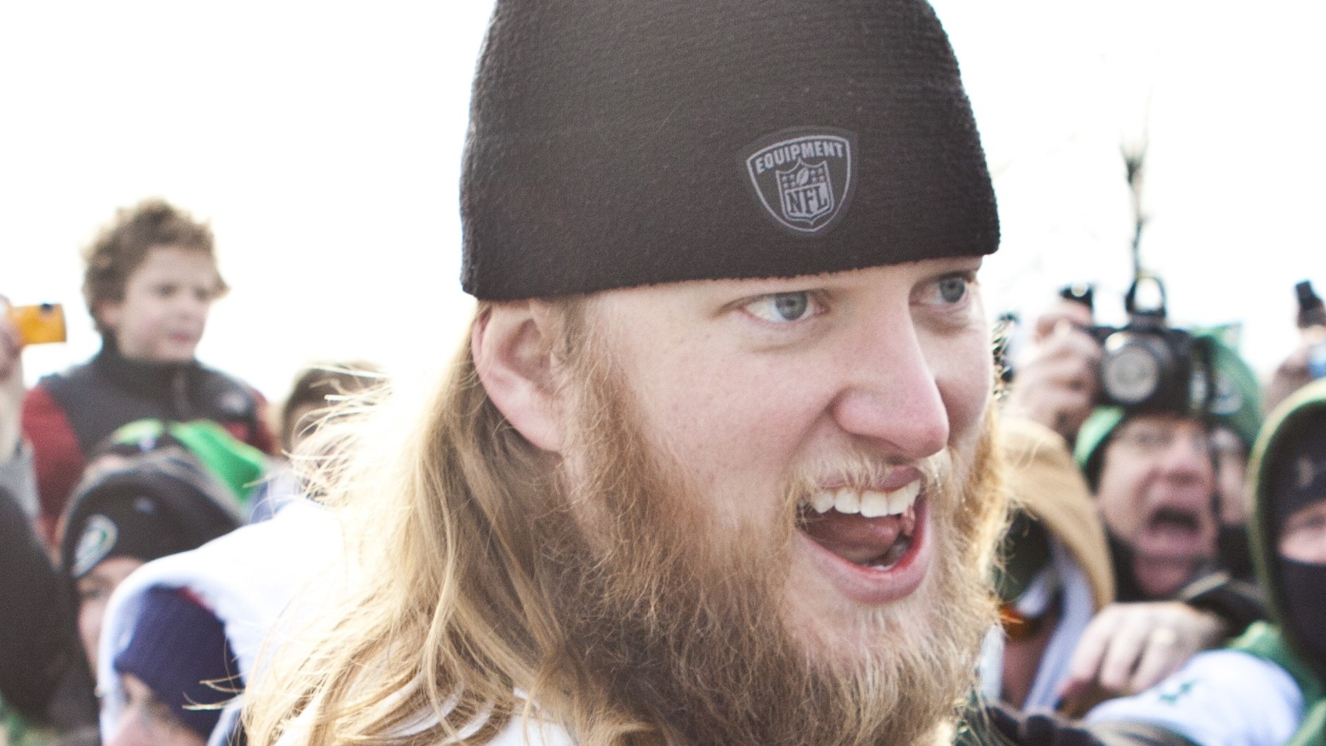 Nick Mangold smiling with fans in 2011
